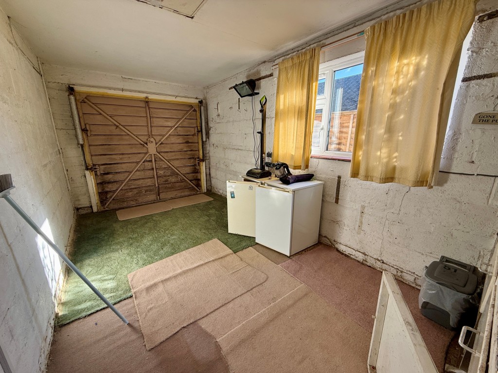 Lot: 116 - DETACHED BUNGALOW FOR REFURBISHMENT AND REPAIR - Garage